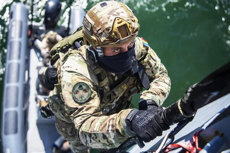 Armata Română recrutează la Cluj! Șansă unică de a deveni parașutist sau trupă de comando. Ce condiții trebuie să îndeplinească cei care vor să aplice 