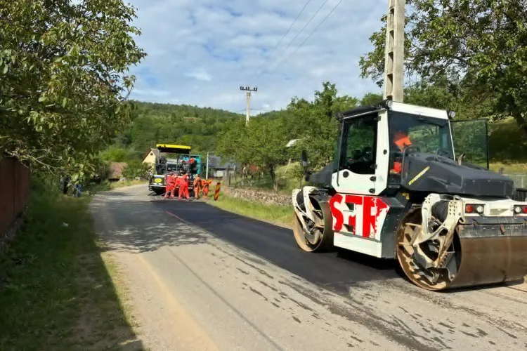Se toarnă asfalt și se montează parapeți pe un drum din Cluj! Traseul care duce la Mănăstirea Muntele Rece intră în reparații