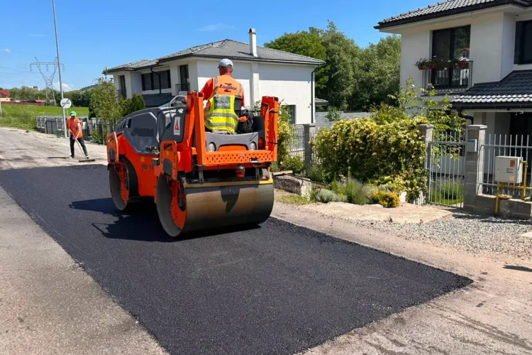 Se lucrează intens pe unul dintre cele mai importante drumuri din județul Cluj! Consiliul Județean a intrat cu utilajele pe DJ 105T pentru reparații