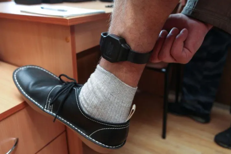A rupt brățara electronică și a dispărut! Un bărbat din Câmpia Turzii, aflat sub control judiciar pentru încălcarea unui ordin de protecție, a fost arestat