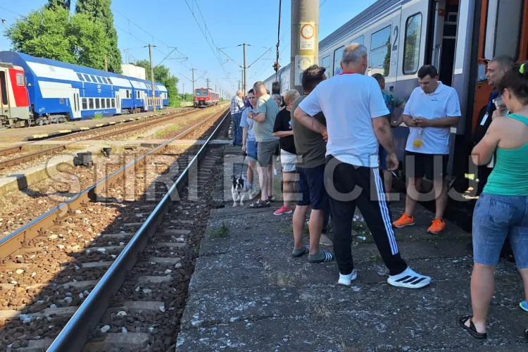 VIDEO. Început de vacanță de coșmar pentru zeci de clujeni: Blocată cu trenul ore în șir în câmp, în timp ce CFR schimba scuzele de la oră la oră