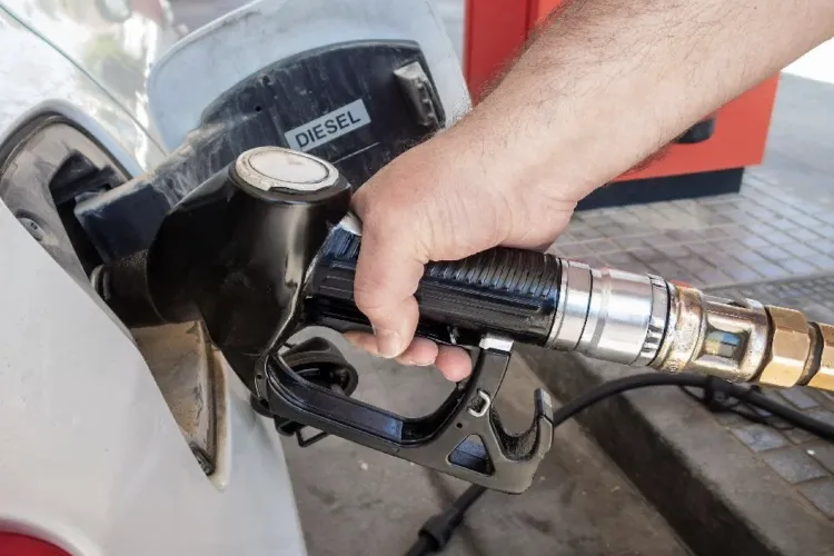 Veste proastă pentru toți șoferii din România: De mâine se scumpesc carburanții, iar economiștii avertizează ce va urma în lunile următoare