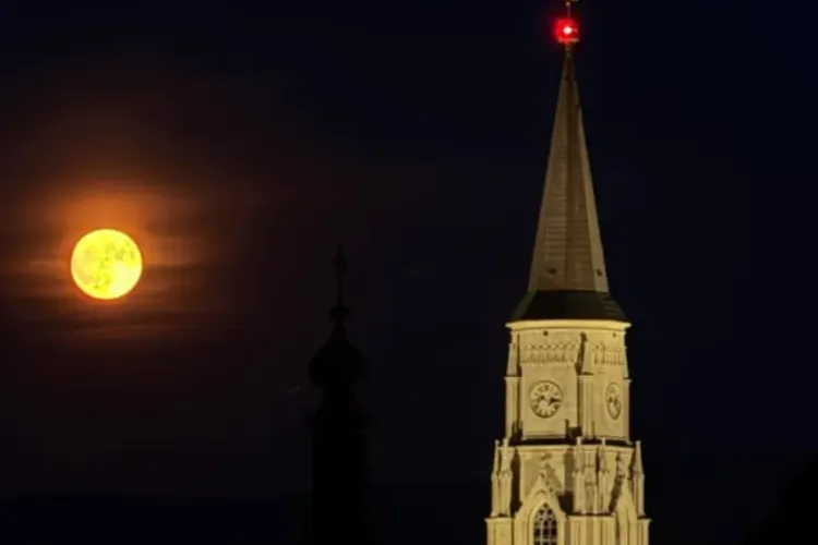 Luna plină peste Cluj! O imagine spectaculoasă surprinsă de pe Cetățuie de un cititor Știri de Cluj: „Un moment simplu, care merită împărtășit”
