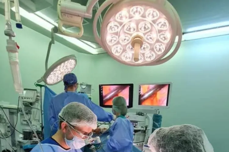 Sacrificiul unui tată a impresionat profund medicii din Cluj: „A oferit o parte din sine pentru viitorul propriului copil de 9 ani”