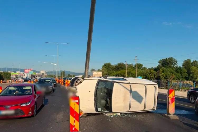 Accident în Florești: Un clujean de 28 de ani a intrat cu mașina direct într-un stâlp de electricitate în această dimineață. Cum s-a produs incidentul