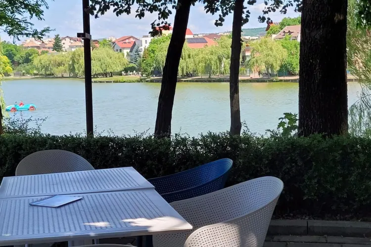 Codul Roșu de caniculă îi trimite pe clujeni în căutarea răcorii. O terasă de pe malul lacului poate fi una dintre cele mai plăcute opțiuni din oraș