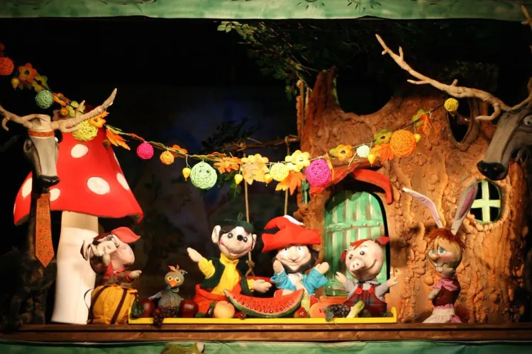 Magia copilăriei cucerește Clujul! „Muzeul Păpușilor” împlinește 20 de ani și aduce unele dintre cele mai iubite personaje de pe scena Teatrului Puck