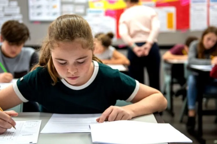 Probleme din nou la Evaluarea Națională! Subiectele la Matematică au apărut pe internet înainte de finalul examenului. Au ajuns pe grupuri de părinți