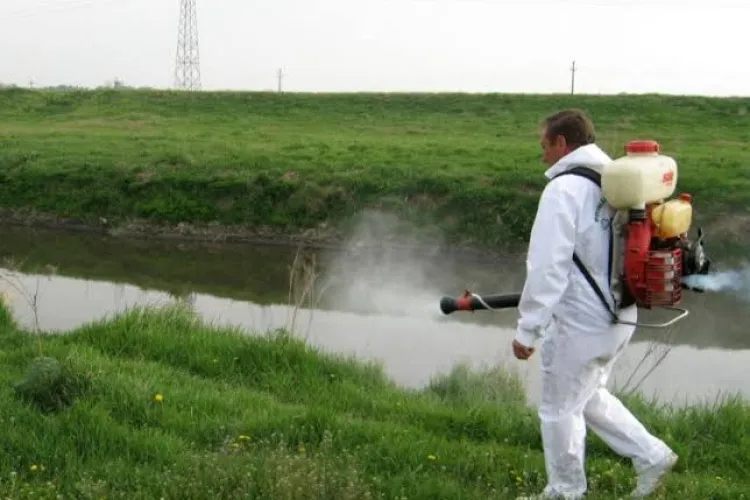 Parcurile și locurile de joacă dintr-o comună din Cluj, stropite cu insecticid! Trei zile de dezinsecție în tot satul, inclusiv la bălți