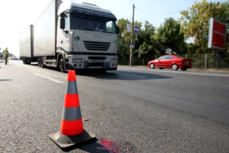Restricții de circulație în Cluj din cauza caniculei. Camioanele de mare tonaj, trase pe dreapta în orele de vârf