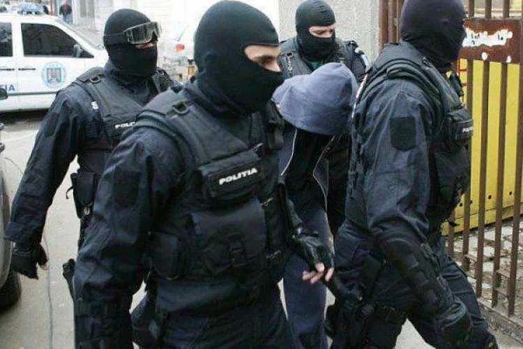 Traficanți prinși în flagrant la Cluj: au vândut substanțe interzise minorilor și au vrut să vândă sare în loc de „cristal” unui investigator sub acoperire