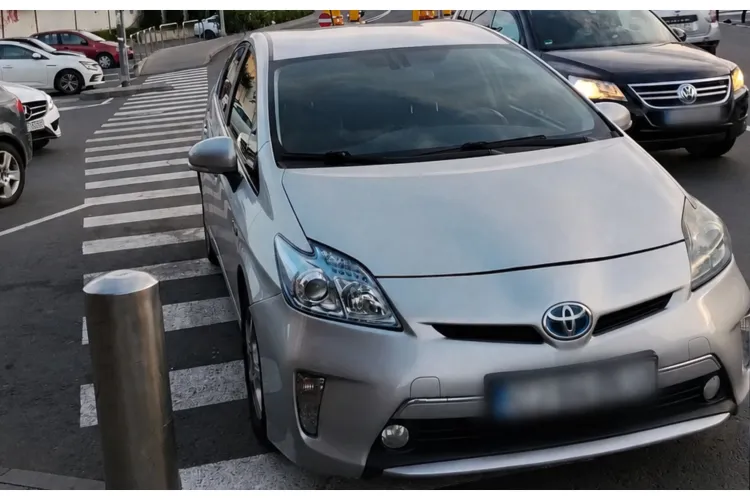 Civilizație românească la Cluj-Napoca! Un șofer și-a lăsat mașina direct pe trecerea de pietoni