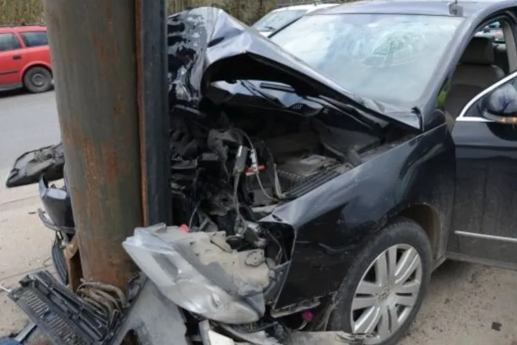 Accident în Florești: Un clujean de 28 de ani a intrat cu mașina direct într-un stâlp de electricitate în această dimineață. Cum s-a produs incidentul