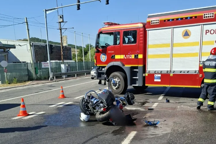Accident în Jucu, Cluj: Un motociclist și bărbat aflat în mașina implicată au fost răniți și transportați de urgență la spital