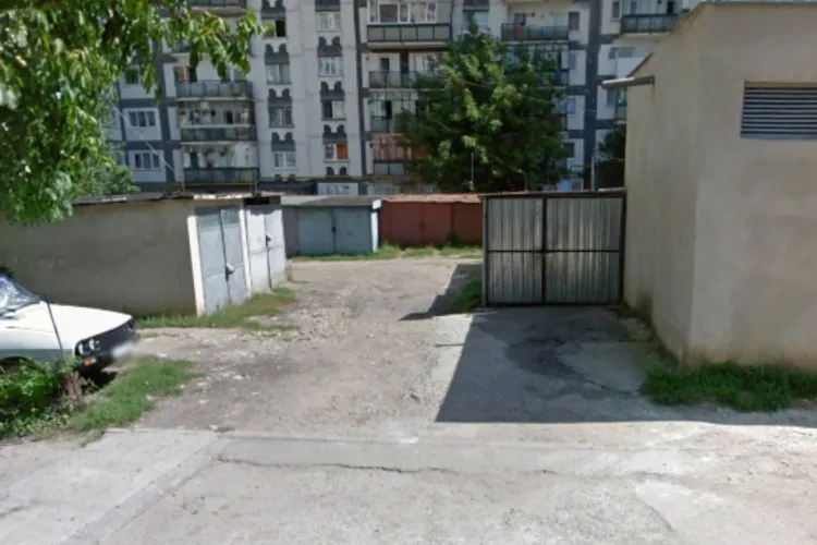 Problema parcărilor revine în atenția Primăriei Cluj-Napoca. Un clujean cere transformarea unor garaje nefolosite. „Parchează fiecare pe unde apucă”