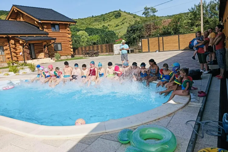 Bucurie imensă pentru copiii dintr-o comună din Cluj: Primarul le-a oferit gratuit piscina lui și cursuri cu instructor dedicat! Prima zi: „A fost de vis!”