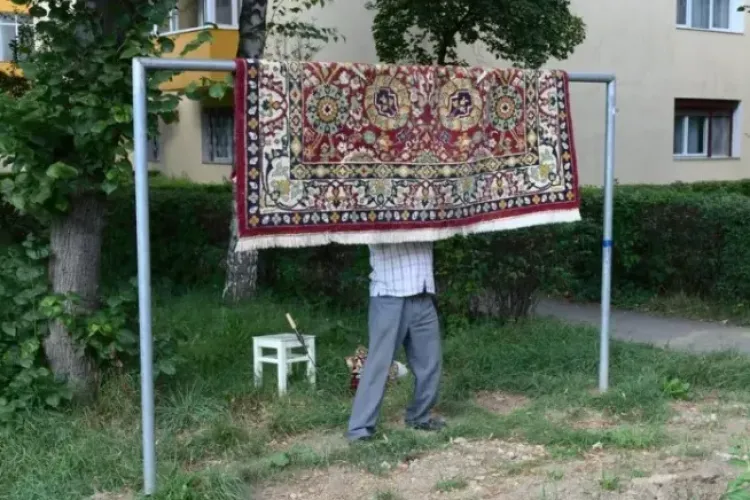 Controverse în Cluj-Napoca! Clujenii eliminarea barelor de bătut covoare din oraș: „Suntem în UE, unde mai întâlnim așa ceva”