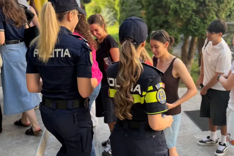 Mesaj emoționant pentru absolvenții din Cluj înainte de BAC! IPJ a ieșit în fața centrelor de examen pentru a le transmite elevilor că nu sunt singuri