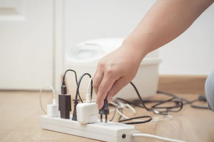 Atenție, clujeni! Instalațiile electrice suprasolicitate și aerul condiționat pot provoca incendii în locuințe în plin val de COD ROȘU