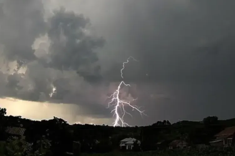 COD PORTOCALIU de furtuni în Cluj! Meteorologii anunță vijelii violente, grindină și ploi torențiale  