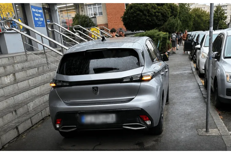 Parcare cu tupeu în cartierul Mărăști din Cluj-Napoca! Un șofer a blocat trotuarul chiar în fața unui hipermarket