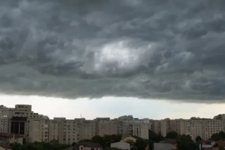 Cod portocaliu în Cluj! Vin furtuni puternice, grindină și rafale de vânt de 60 km/h