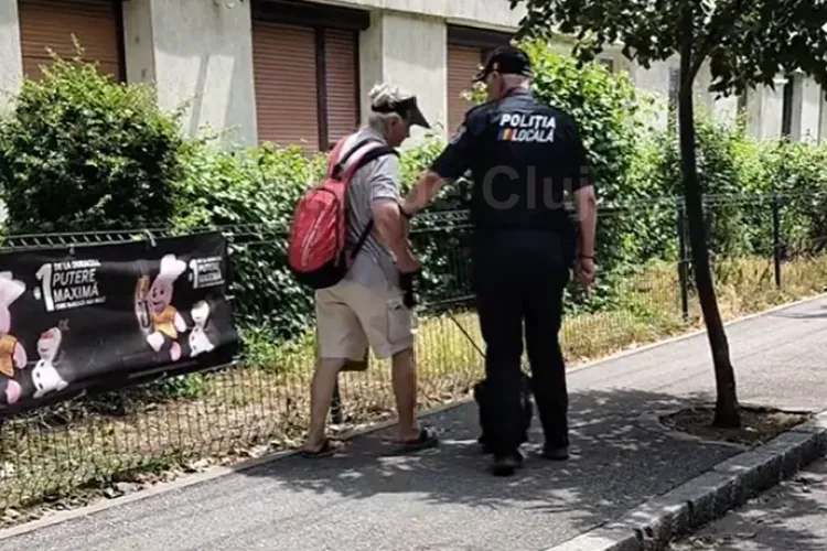 VIDEO. Polițist local din Cluj, acuzat că agresează o femeie cu un cățel. Poliția: „Cel care filma fusese sancționat. Doamna a intervenit cu jigniri”
