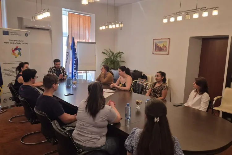 Inițiativă importantă la Cluj-Napoca: Primăria și AJOFM lansează un program prin care tinerii sunt pregătiți pentru integrarea pe piața muncii