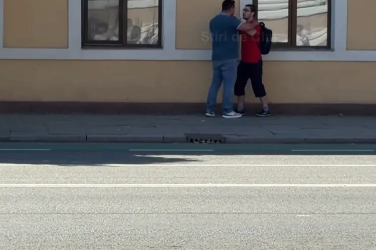 VIDEO. Altercație în Cluj, zona de The Office! Un șofer filmat îmbrâncind un pieton: S-a dat jos din mașină și s-a dus după el!