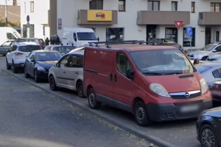 Clujenii s-au săturat! Cluj-Napoca se transformă în „orașul mașinilor”, iar trotuarele dispar sub roți