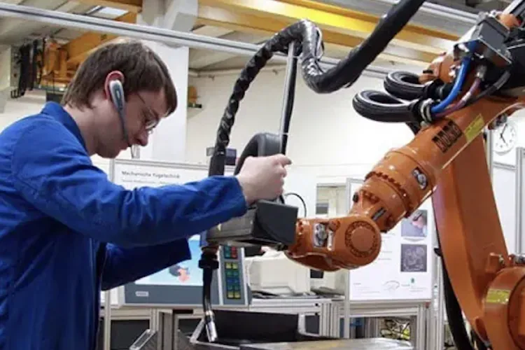 Industria prelucrătoare din România, în scădere la început de 2026: comenzile noi au coborât cu 2,9%, iar aprilie a adus un recul și mai abrupt