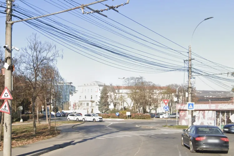 Pericol sub podul de la Piața 1 Mai: Părinții cu cărucioare nu pot trece! O clujeancă a sesizat Primăria după ce a rămas blocată pe drum