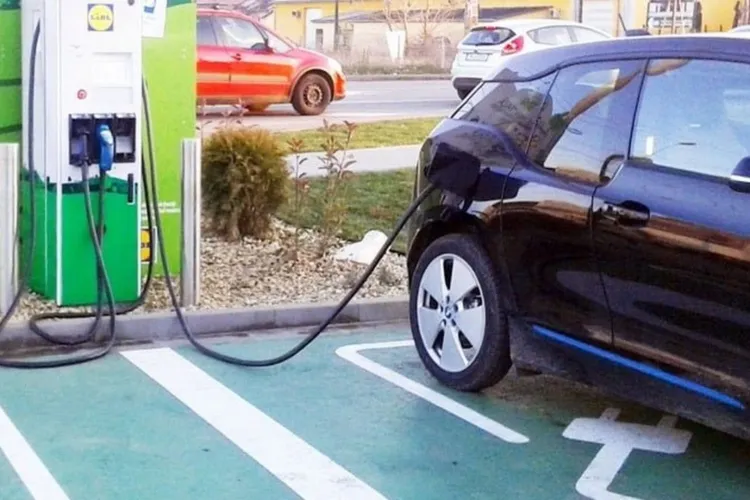 Clujenii care sperau la stații de încărcare pentru mașini electrice pe strada Plevnei mai au de așteptat! Primăria a dat răspunsul care le taie elanul