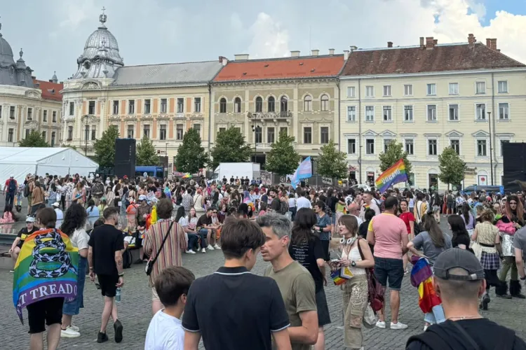 VIDEO. Peste 1.000 de persoane s-au adunat la Cluj Pride. Participanții se pregătesc să mărșăluiască prin centrul orașului sub supravegherea jandarmilor