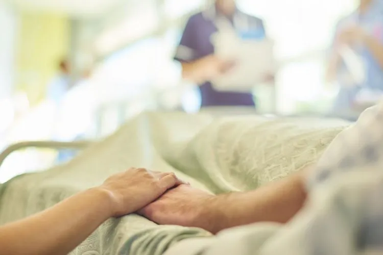 Însoțitorii pacienților oncologici ar putea primi concediu plătit și pentru investigațiile medicale, nu doar pentru operații și tratamente