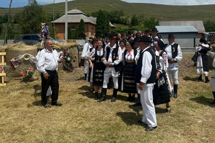 Comuna din Cluj care refuză să-și uite rădăcinile. Mii de oameni au sărbătorit tradițiile românești la festivalul „La Poarta Satului”: „O bucurie”