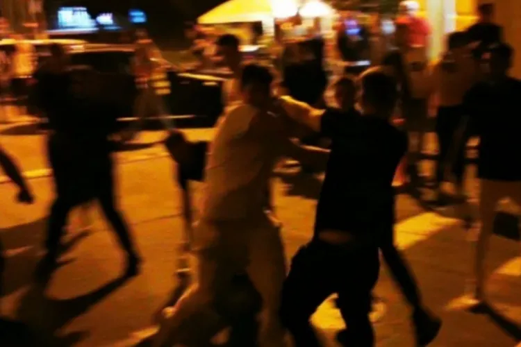 Cinci dintre cei nouă bătăuși din Apahida, reținuți de poliție. S-au bătut ca-n Vestul Sălbatic și au băgat patru oameni în spital! Unul are doar 15 ani