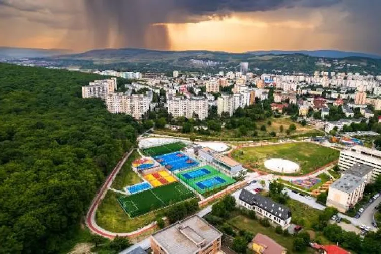 Coșmar pentru clujenii din Mănăștur: Petreceri cu boxe uriașe și muzică dată tare lângă pista de alergare, iar noaptea situația se agravează