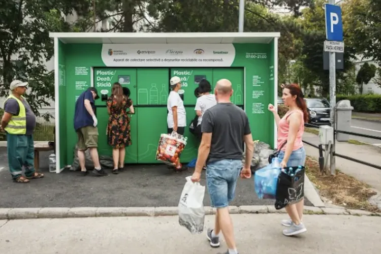 Schemă la aparatul de reciclat al Primăriei Cluj: Pahare de plastic introduse pe bandă, la ora 5 dimineața, sub ochii paznicului!