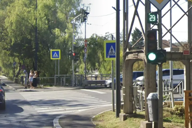 Pericol pe Splaiul Independenței din Cluj-Napoca: Rampa de lângă podul Napoca e prea îngustă și îi înghesuie pe pietoni și bicicliști la semafor