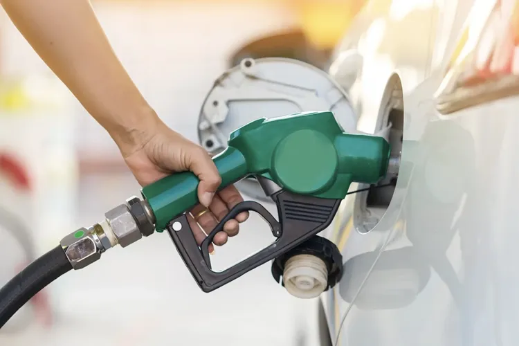 Paradoxul românesc: Petrolul se ieftinește, dar prețurile la pompă cresc! Un analist explică de ce măsura Guvernului ar putea face mai mult rău decât bine