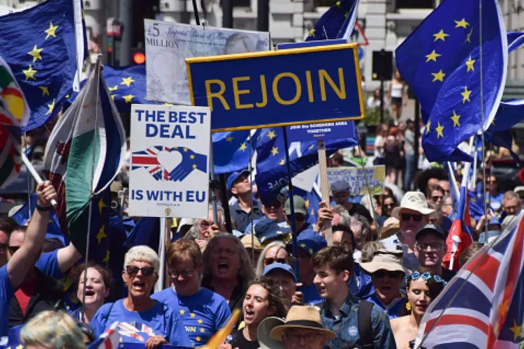 La 10 ani de la Brexit, britanicii ies din nou în stradă: „Vrem să ne luăm steaua înapoi”. Protest pentru revenirea în Uniunea Europeană