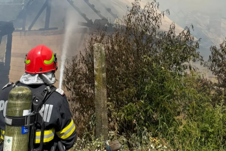 Alertă în județul Cluj! Pompierii luptă cu un incendiu violent care a cuprins două locuințe
