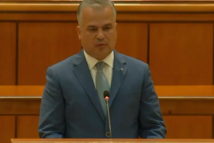 VIDEO. Discursul lui Adrian Veștea în Parlament în care a cerut votul: „Dacă ieșim din sala asta fără guvern, orice secundă fără guvern înseamnă dezastru”
