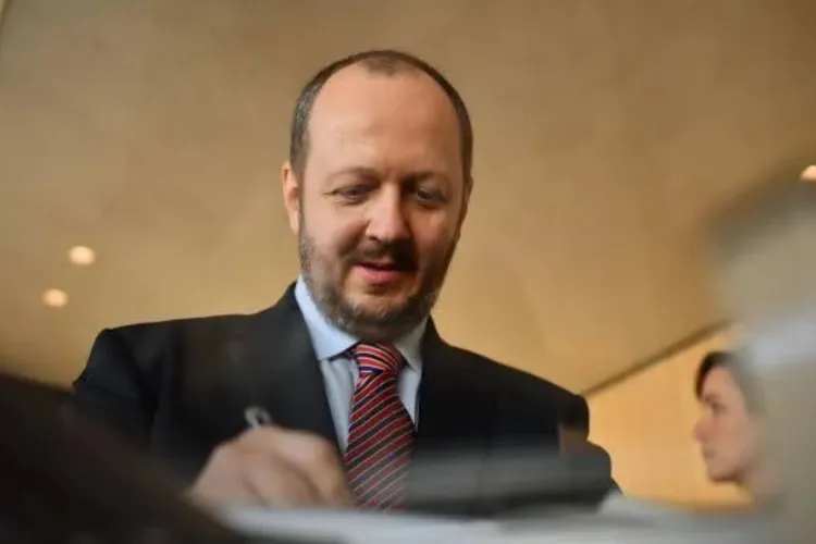 Scârbit de jocurile politice, profesorul clujean Adrian Papahagi amenință din nou cu retragerea din viața publică: „Gata, mi-a ajuns! Sunt sătul!”