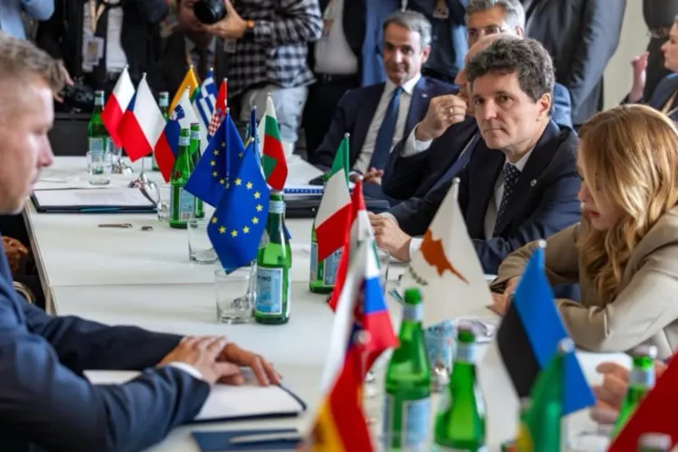 Nicușor Dan, spulberat de români pe propria pagina de Facebook! Zeci de mii de comentarii de dezamăgire: „N-are Dunărea atâta apă să te spele”