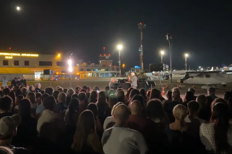 VIDEO. Aeroportul din Cluj-Napoca s-a transformat în sală de spectacol! Clujenii au „decolat” pe acorduri de operă