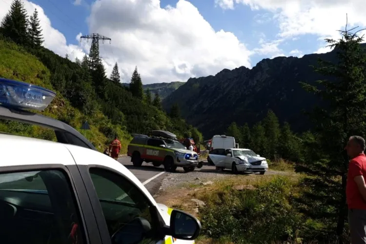 Șofer din Cluj, implicat într-un accident pe Transfăgărășan: Doi motocicliști au intrat în el în timp ce aștepta în coloană. Două persoane rănite