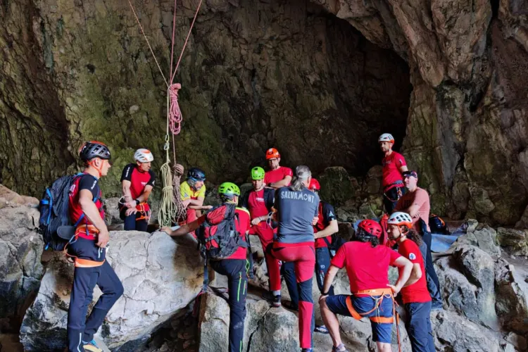 Clujul dă tonul unei premiere pentru România în alpinism! Metoda inovatoare dezvoltată de Salvamont Cluj începe să fie preluată la nivel național