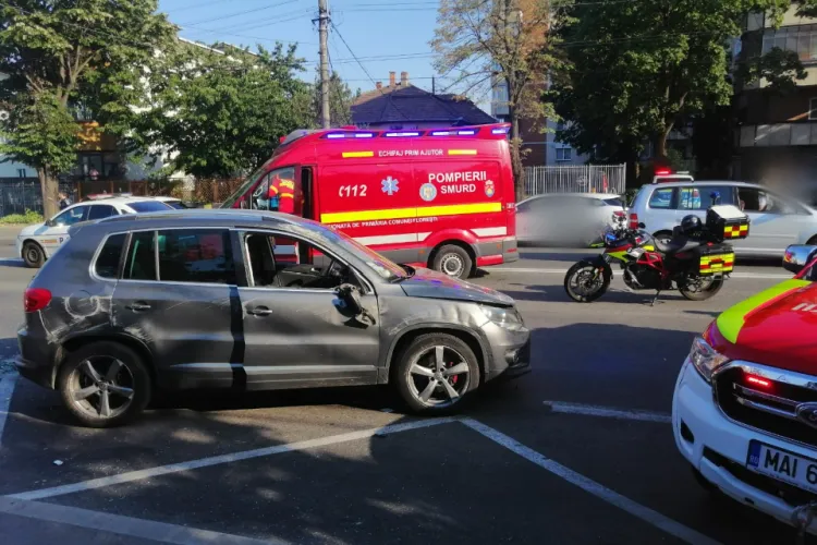Accident pe Aurel Vlaicu, în Cluj-Napoca, în urmă cu puțin timp. UPDATE: Trei răniți, din care doi blocați în mașină, extrași de pompieri